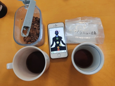 黒糖のコーヒーとグラニュー糖のコーヒー