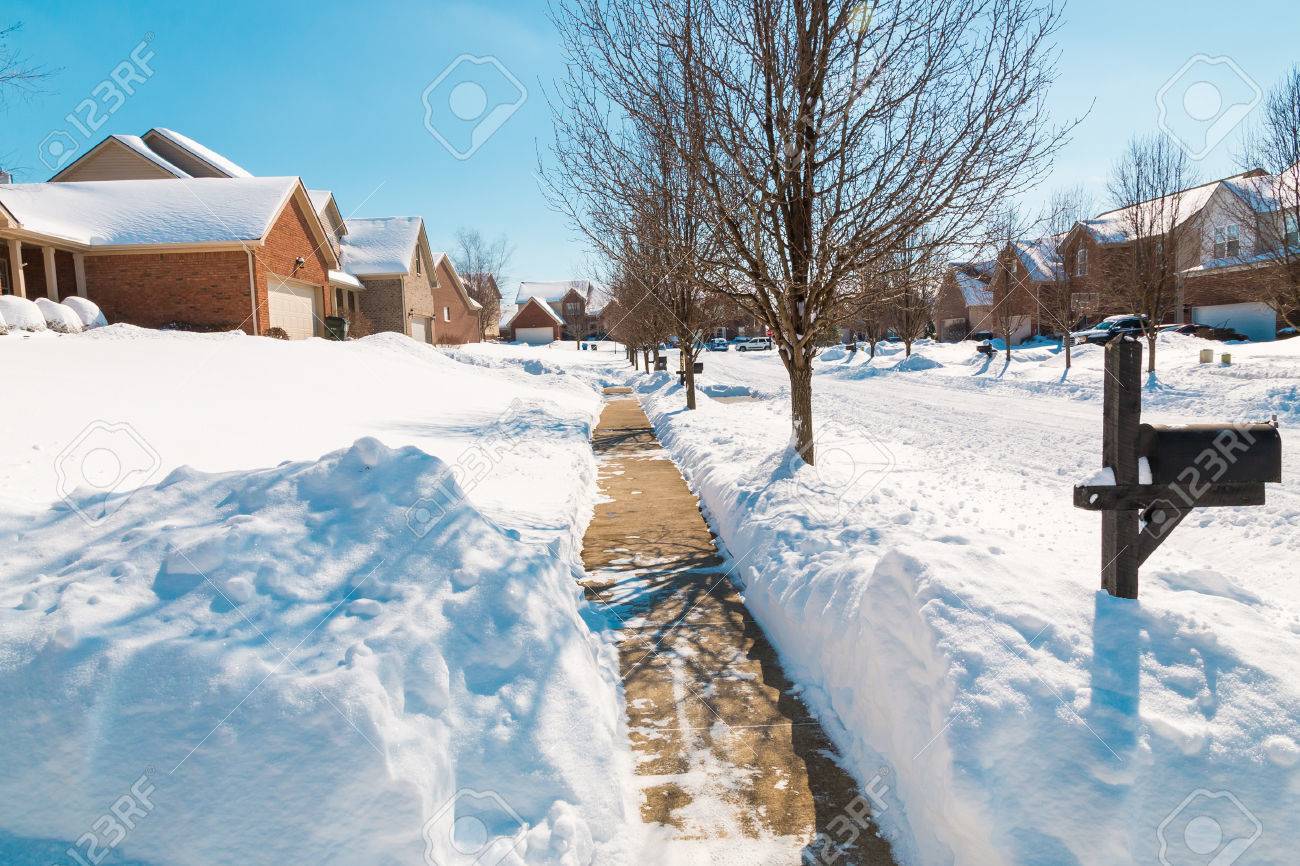 54515225-アメリカの郊外、冬景色の雪に覆われた通り。